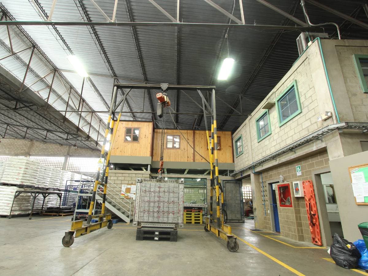 Distribution center staging area